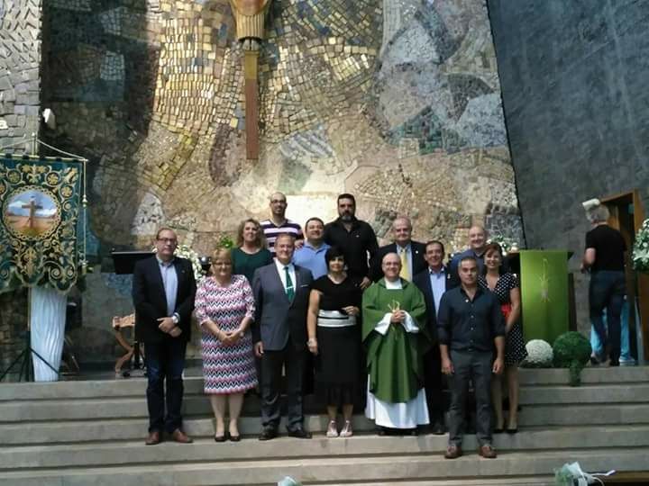 Foto Directiva acompañando a la Camarera de la Hermandad del Descendimiento