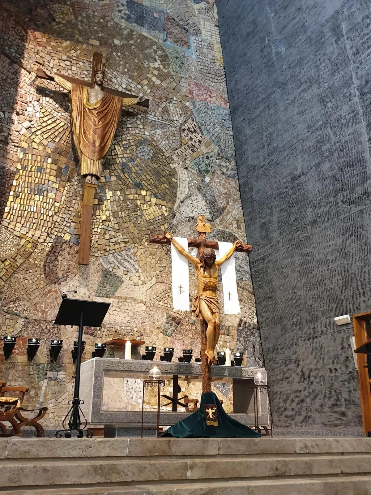 Cristo de la Noche en la Iglesia San Nicolás de Bari', obra de JOSÉ ESTUPIÑÁ RIBES (1988), tallada en madera para la Hermandad de Gandía